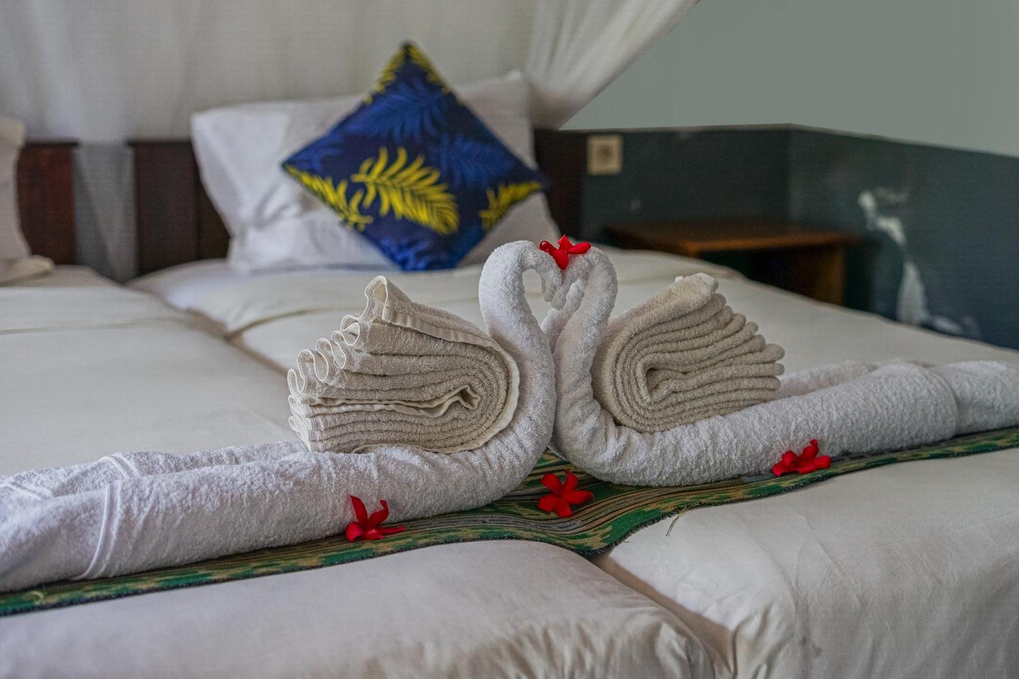 Made Taro - Menjangan Homestay Banyuwedang Екстериор снимка
