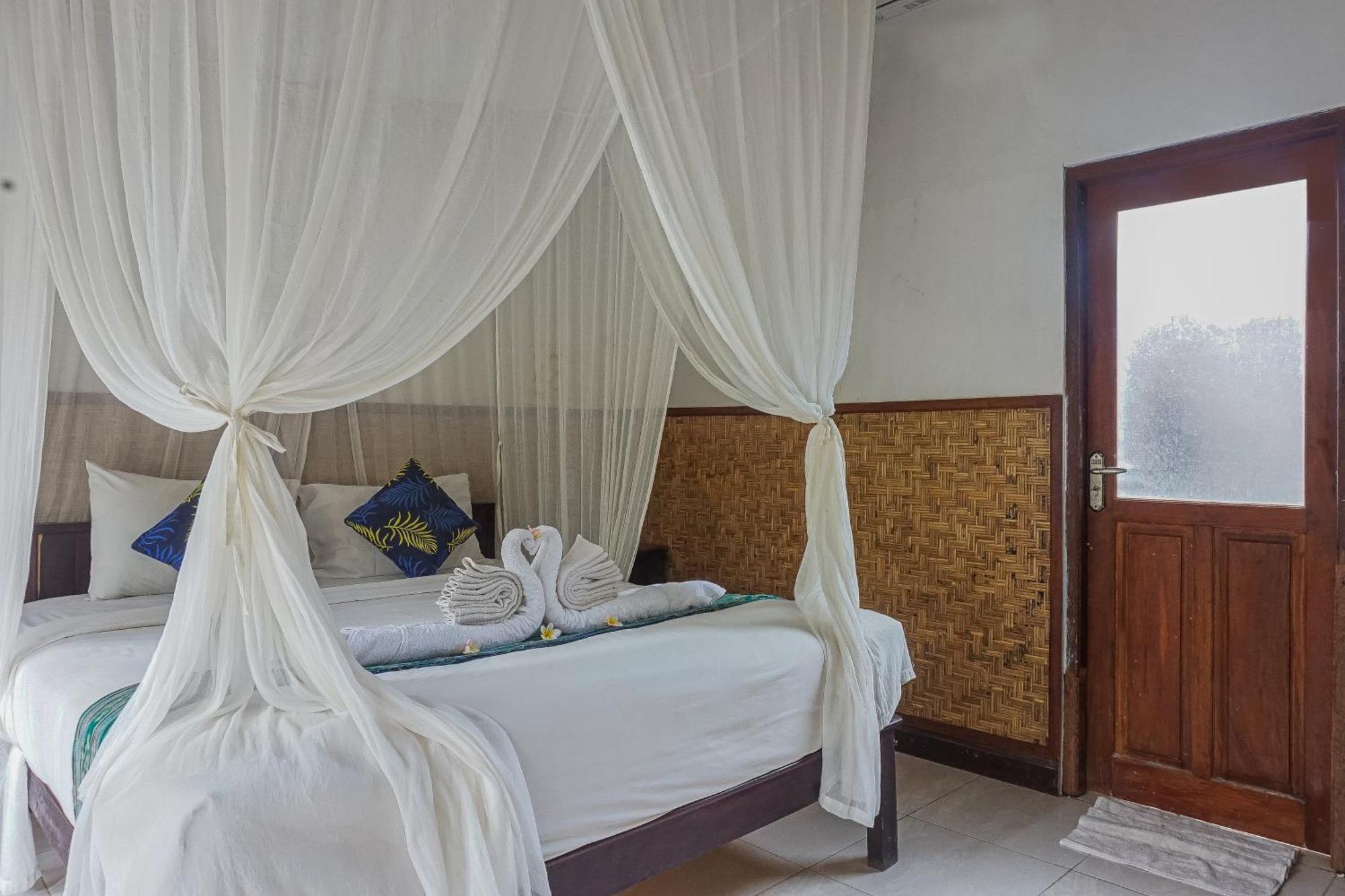 Made Taro - Menjangan Homestay Banyuwedang Екстериор снимка