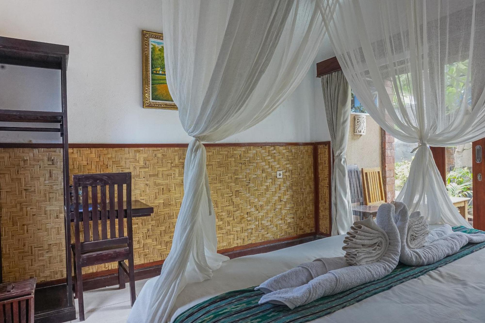 Made Taro - Menjangan Homestay Banyuwedang Екстериор снимка
