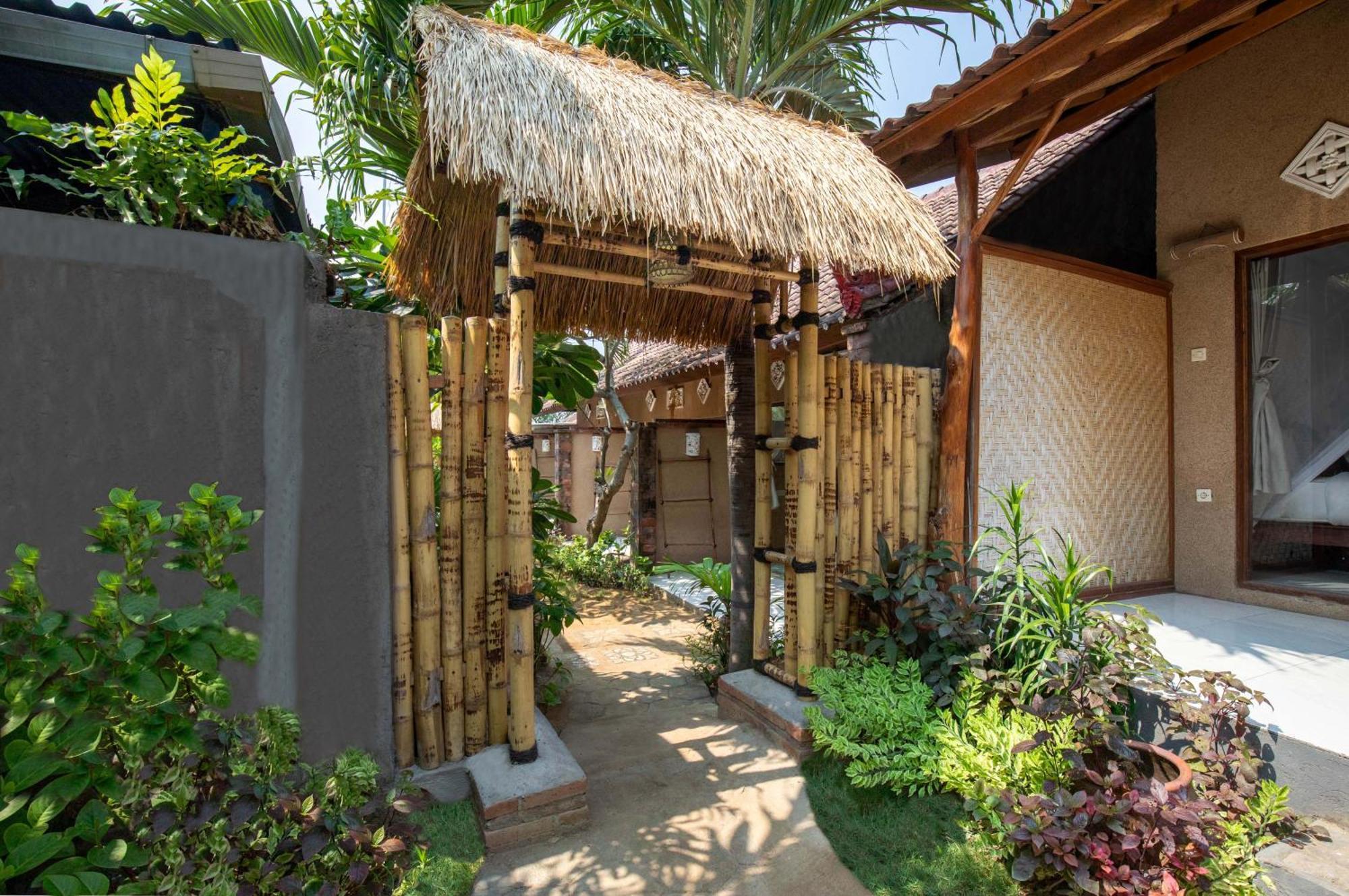 Made Taro - Menjangan Homestay Banyuwedang Екстериор снимка